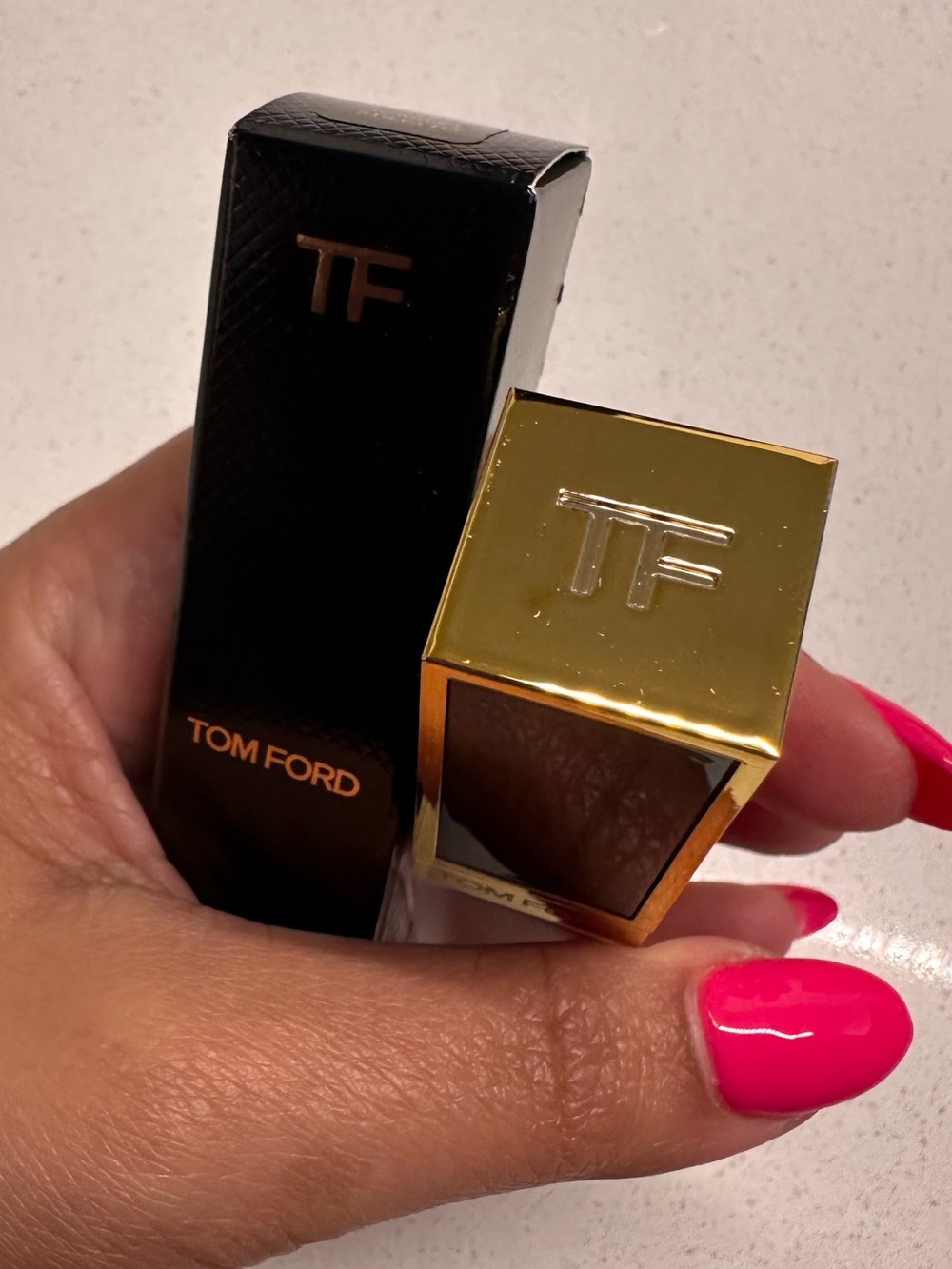 TOM FORD Liquid Lipstick Luxe Matte Color: 133 Scarlet Stiletto - Picture 14 of 15